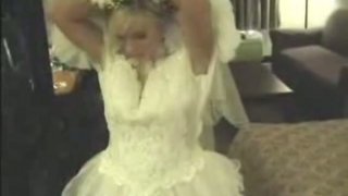 Pengantin wanita keriting melepaskan gaun pengantin karena mengisap alat panas yang lezat