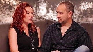 Pasangan amatir berpikiran terbuka mencari pengalaman threesome