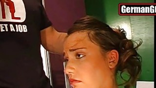 Gadis goo Jerman menutupi wajahnya dengan sperma