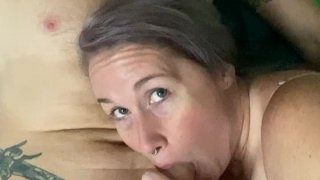 Saya mengambil video di ponsel saya tentang ibu tiri saya yang dewasa yang sedang mengisap penis saya