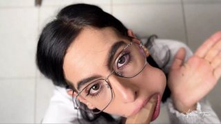 Gadis Kolombia Seksi Alicia Trece Fingers Pussy -nya dalam masturbasi solo panas