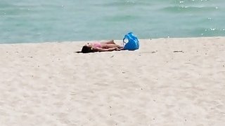 Beberapa orang cabul tua yang horny mengambil remaja Latin yang panas di pantai dan bercinta dengannya