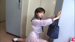 Remaja Jap bodoh Aki Hoshino naik kereta bawah tanah dengan pakaian pelaut