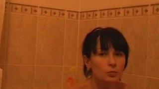 Amatir brunette pacar masturbasi dan sepong kemaluan di yang kamar mandi