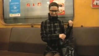 Gadis keriting sedang menggosok cooch-nya di kereta metro