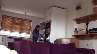 Olga membuat polisi merasa di rumah mengundang kemaluannya ke pantatnya