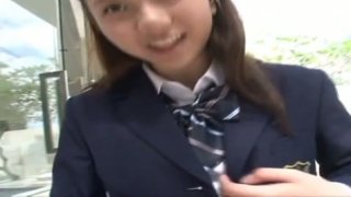 Mahasiswa Asia menghilangkan seragam karena berpose di kamera