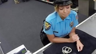 Petugas Polisi Wanita Menjual Diri