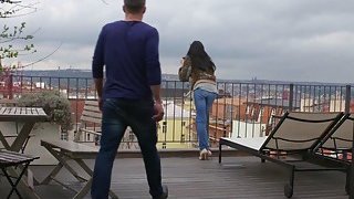 Pasangan bercinta di apartemen dengan balkon