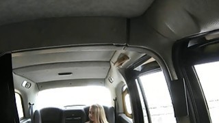 Pirang ramping suka kasar dengan sopir palsu di taksi