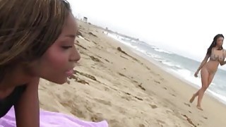 Babes hitam halus Jade Aspen dan Shae Spreadz bercinta setelah nongkrong di pantai