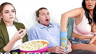 Brazzers - sofi ryan memberi jay handjob sementara pacarnya terganggu lalu pindah ke dapur untuk bercinta yang menyenangkan