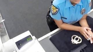 Petugas polisi pantat besar bertulang oleh penjaga gadai di pegadaian