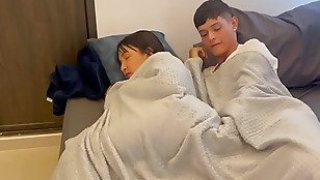 Saya meminta ibu tiri MILF saya berbagi tempat tidur sebagai alasan untuk menidurinya dengan keras dan cum padanya